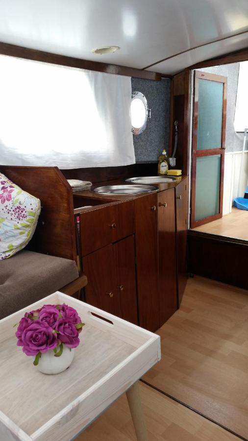 Boat Ella - Kamperen Op Het Water -Niet Om Mee Te Varen -Read Host Profile-Lees Hostprofiel Jutrijp 외부 사진