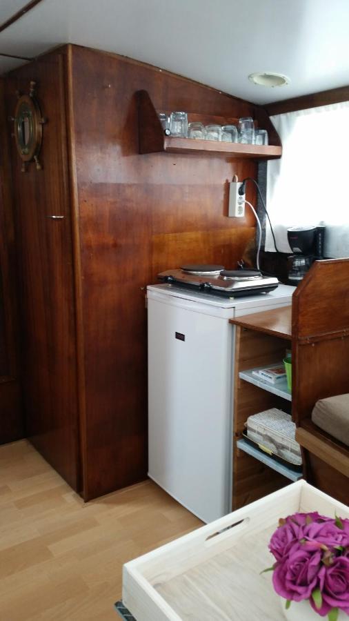 Boat Ella - Kamperen Op Het Water -Niet Om Mee Te Varen -Read Host Profile-Lees Hostprofiel Jutrijp 외부 사진