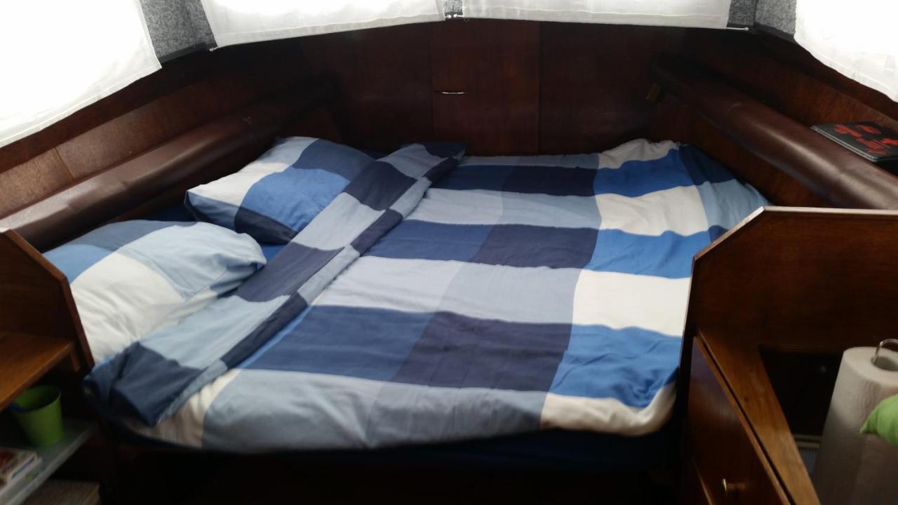Boat Ella - Kamperen Op Het Water -Niet Om Mee Te Varen -Read Host Profile-Lees Hostprofiel Jutrijp 외부 사진