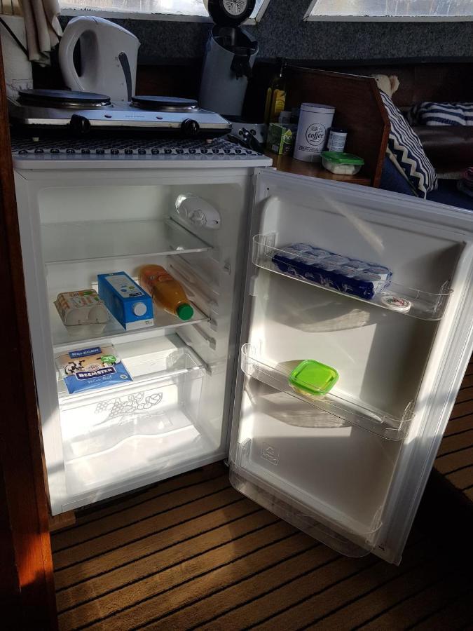 Boat Ella - Kamperen Op Het Water -Niet Om Mee Te Varen -Read Host Profile-Lees Hostprofiel Jutrijp 외부 사진