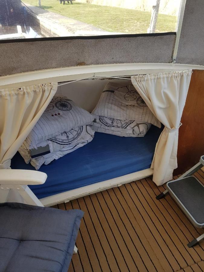 Boat Ella - Kamperen Op Het Water -Niet Om Mee Te Varen -Read Host Profile-Lees Hostprofiel Jutrijp 외부 사진