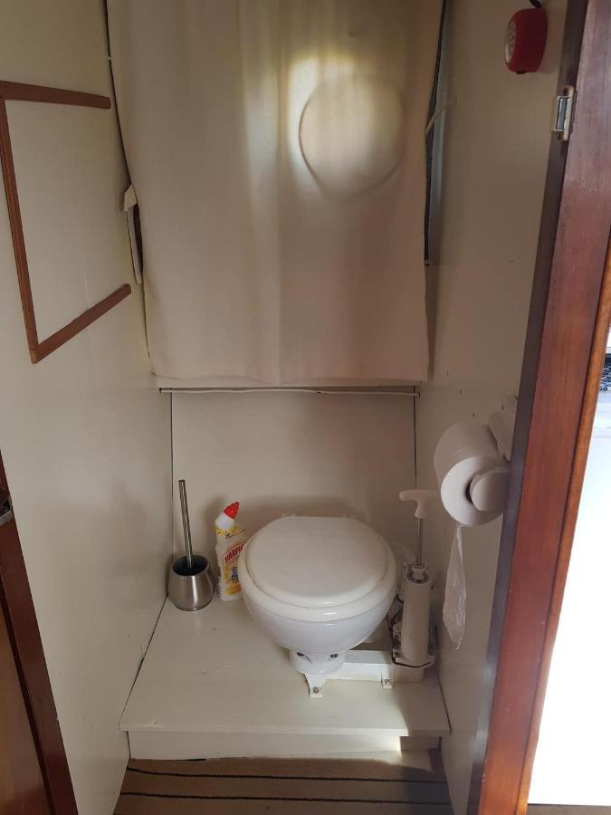 Boat Ella - Kamperen Op Het Water -Niet Om Mee Te Varen -Read Host Profile-Lees Hostprofiel Jutrijp 외부 사진
